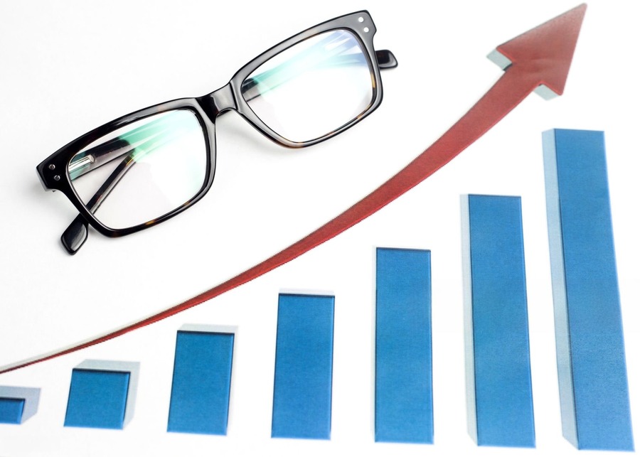 A graph showing the steady growth of the global eyewear market.